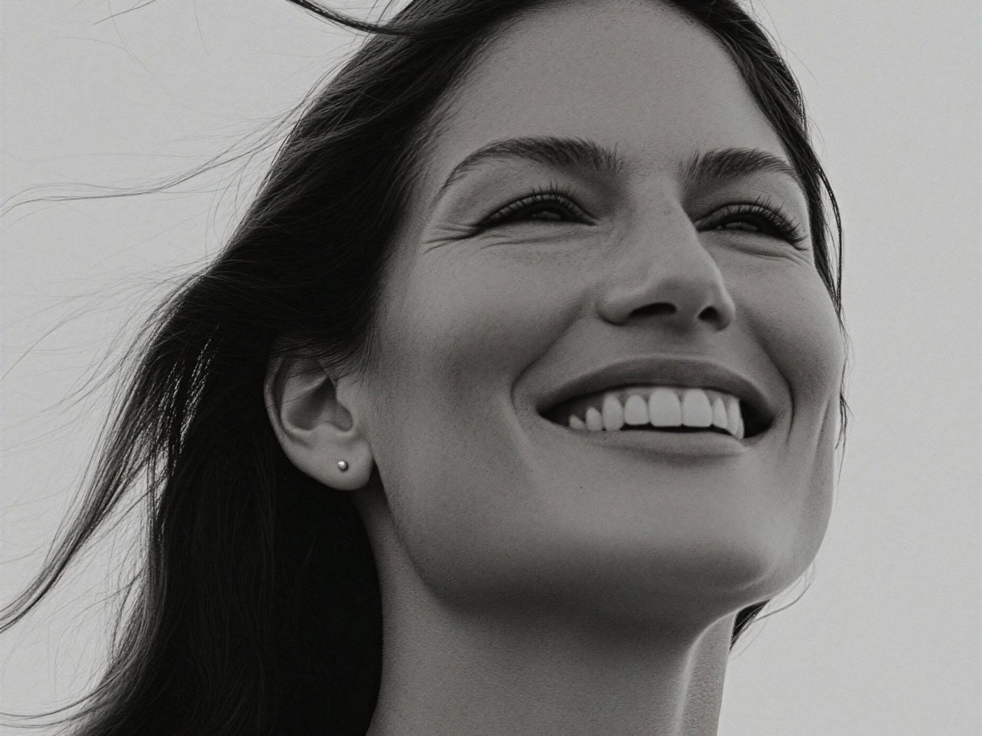 Lächelnde Frau in Schwarz-Weiß